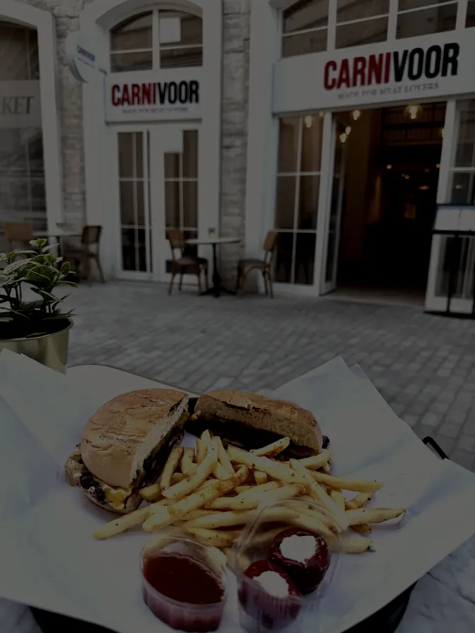 Carnivoor Burger vitrini ve açık hava masaları, Sinpaş Ege Vadisi Alaçatı Çarşısı