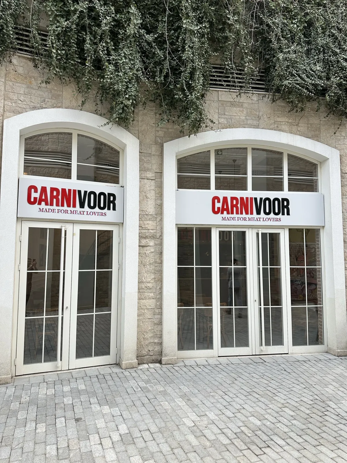 Carnivoor vitrini ve Made for Meat Lovers tabelası