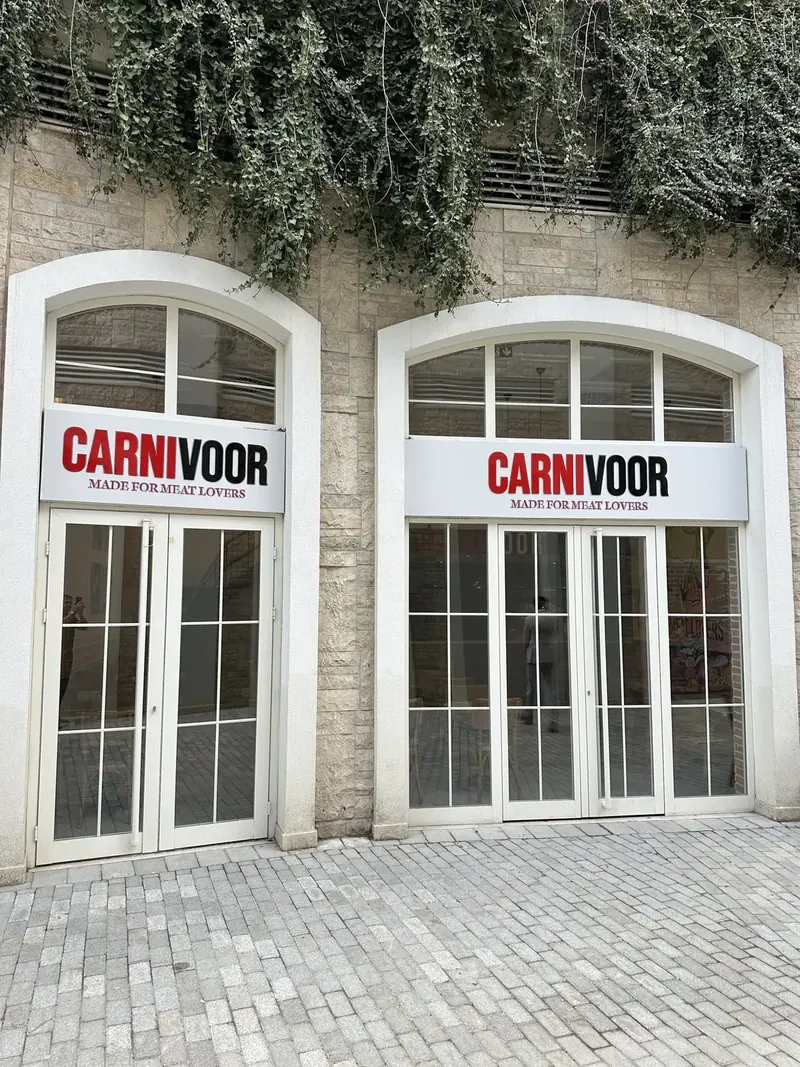 Carnivoor vitrini ve Made for Meat Lovers tabelası